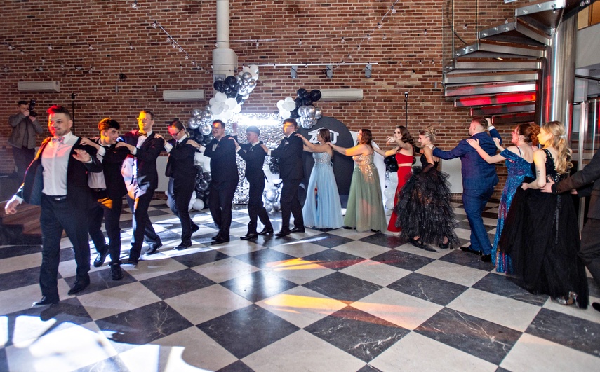 Studniówkę ma się tylko raz w życiu zdjęcie nr 342115