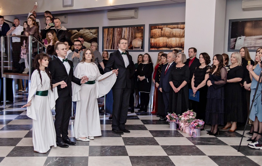 Studniówkę ma się tylko raz w życiu zdjęcie nr 342037