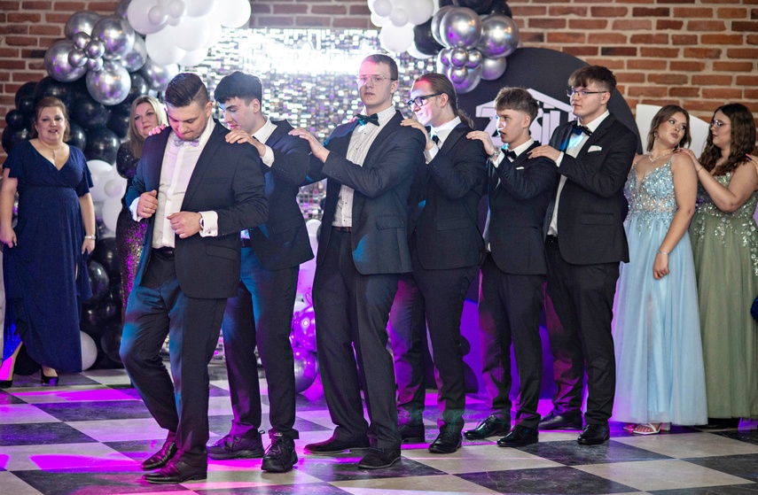 Studniówkę ma się tylko raz w życiu zdjęcie nr 342111