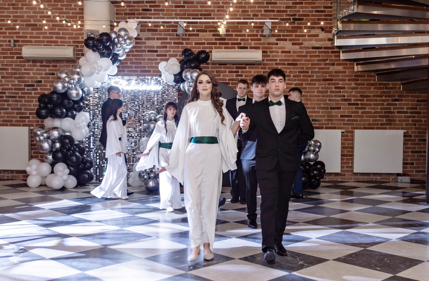 Studniówkę ma się tylko raz w życiu zdjęcie nr 342038