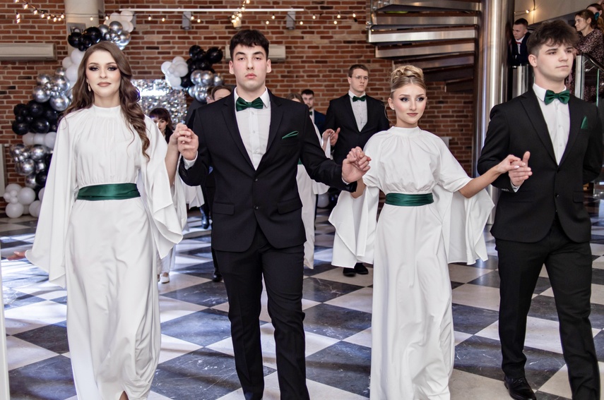 Studniówkę ma się tylko raz w życiu zdjęcie nr 342036