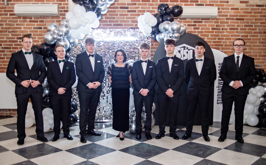 Studniówkę ma się tylko raz w życiu zdjęcie nr 342085