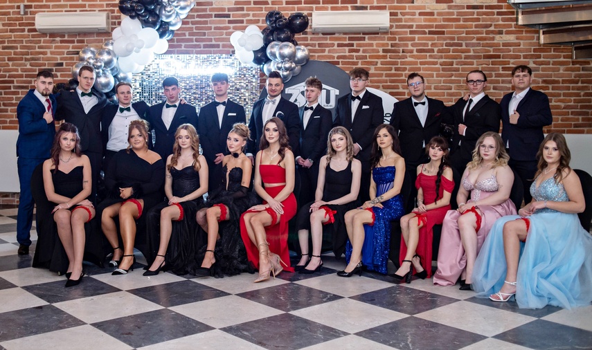 Studniówkę ma się tylko raz w życiu zdjęcie nr 342065