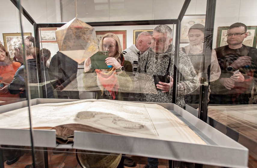 Historia z globusa zdjęcie nr 342158