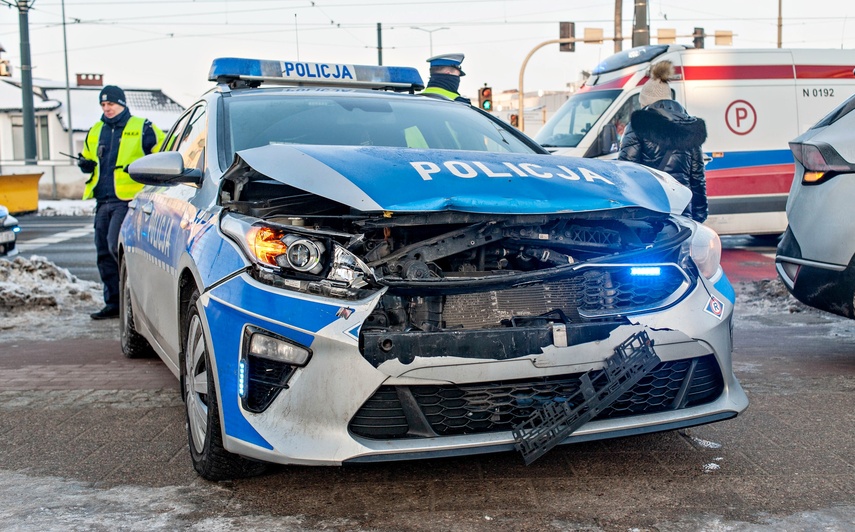 To się ogląda Radiowóz wjechał w Kię