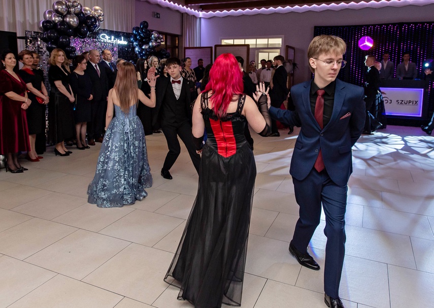 Wyjątkowy wieczór. Studniówka ZSM zdjęcie nr 343014