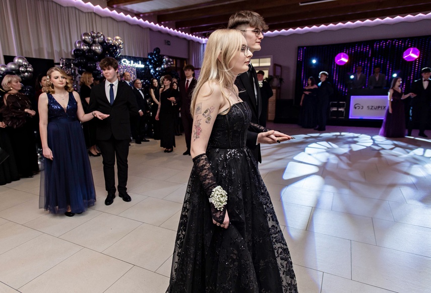 Wyjątkowy wieczór. Studniówka ZSM zdjęcie nr 343012