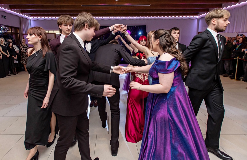 Wyjątkowy wieczór. Studniówka ZSM zdjęcie nr 343008