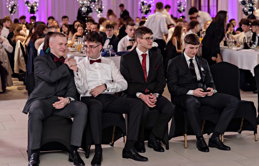 Wyjątkowy wieczór. Studniówka ZSM zdjęcie nr 343133