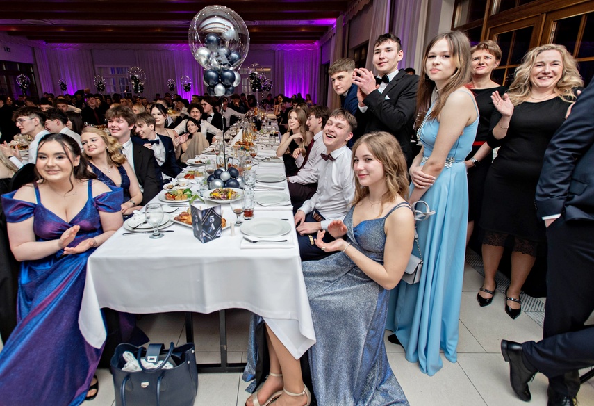 Wyjątkowy wieczór. Studniówka ZSM zdjęcie nr 343129