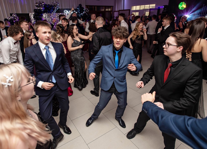 Wyjątkowy wieczór. Studniówka ZSM zdjęcie nr 343106