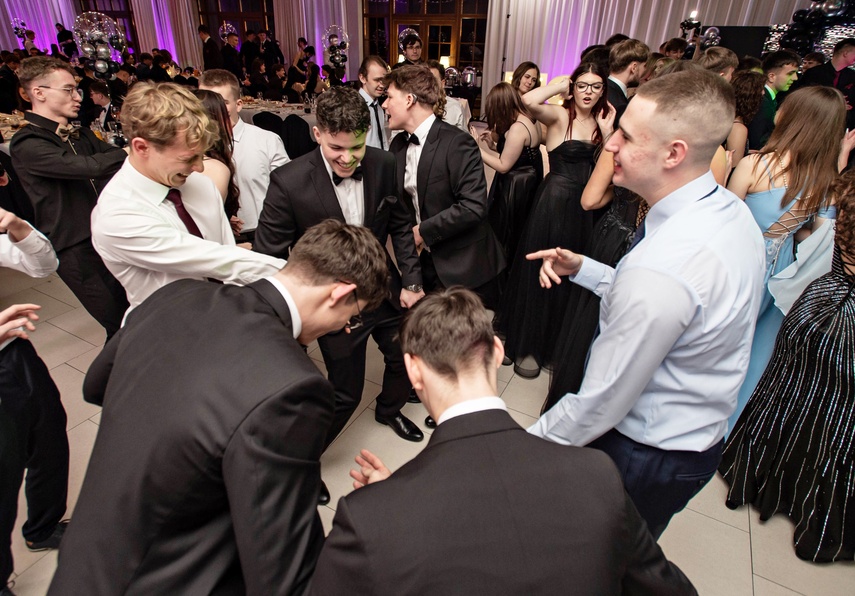 Wyjątkowy wieczór. Studniówka ZSM zdjęcie nr 343098