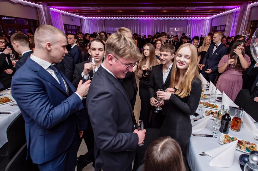 Wyjątkowy wieczór. Studniówka ZSM zdjęcie nr 343037