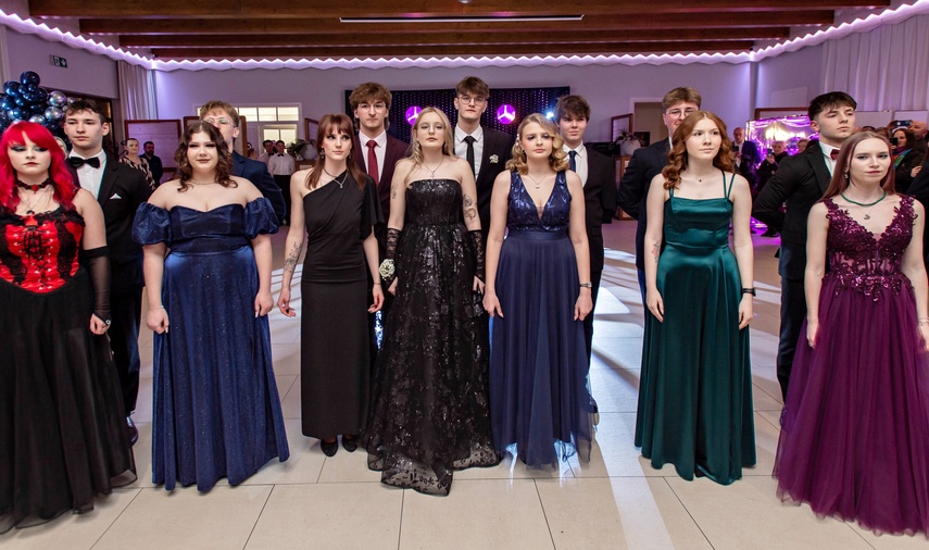 Wyjątkowy wieczór. Studniówka ZSM zdjęcie nr 343020