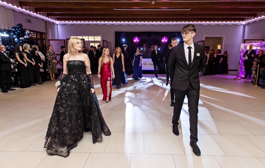 Wyjątkowy wieczór. Studniówka ZSM zdjęcie nr 343004