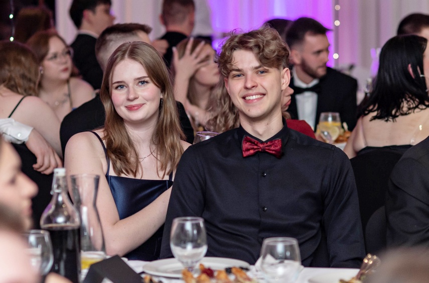 Wyjątkowy wieczór. Studniówka ZSM zdjęcie nr 343132