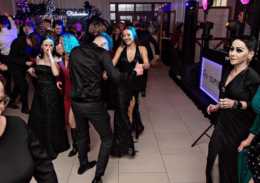 Wyjątkowy wieczór. Studniówka ZSM zdjęcie nr 343107