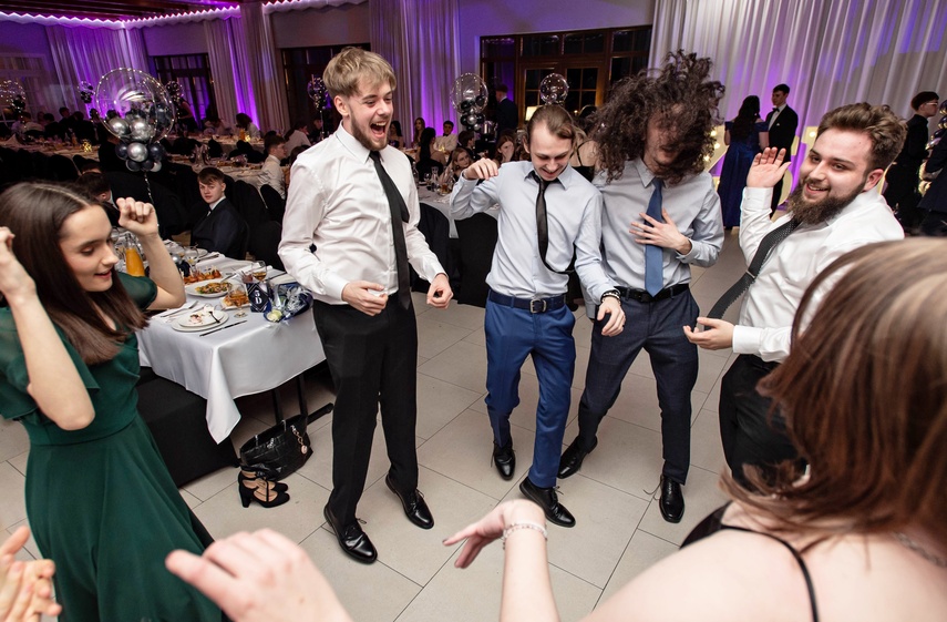 Wyjątkowy wieczór. Studniówka ZSM zdjęcie nr 343105