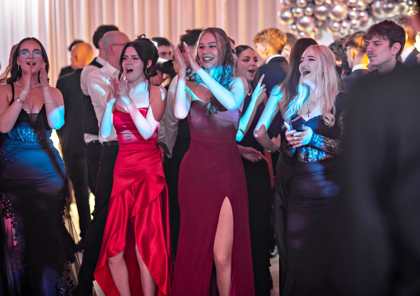 Studniówka IV LO. „Bądźcie najlepszą wersją siebie w przyszłości” zdjęcie nr 343409