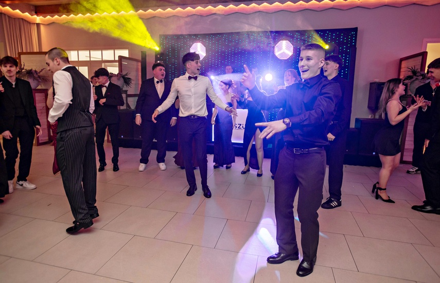 Studniówka IV LO. „Bądźcie najlepszą wersją siebie w przyszłości” zdjęcie nr 343406