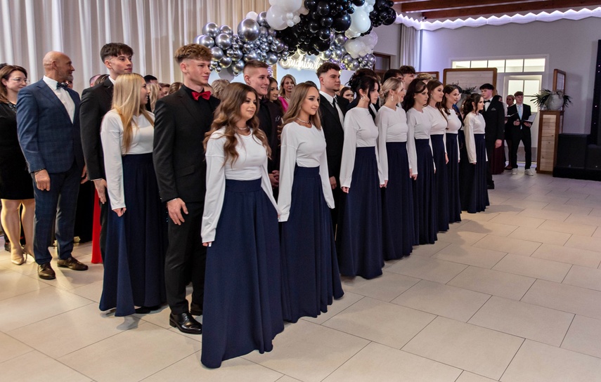 Studniówka IV LO. „Bądźcie najlepszą wersją siebie w przyszłości” zdjęcie nr 343346