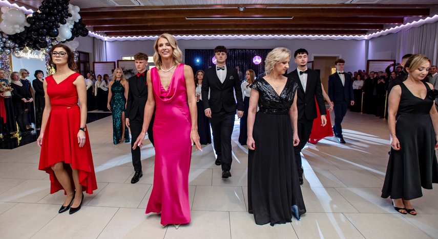 Studniówka IV LO. „Bądźcie najlepszą wersją siebie w przyszłości” zdjęcie nr 343314