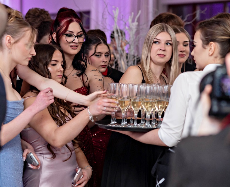 Studniówka IV LO. „Bądźcie najlepszą wersją siebie w przyszłości” zdjęcie nr 343350