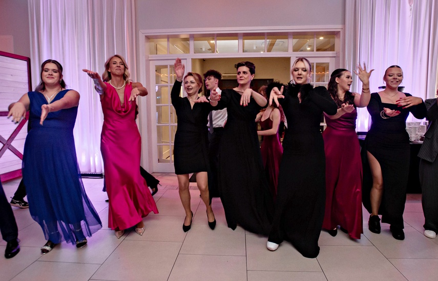 Studniówka IV LO. „Bądźcie najlepszą wersją siebie w przyszłości” zdjęcie nr 343410