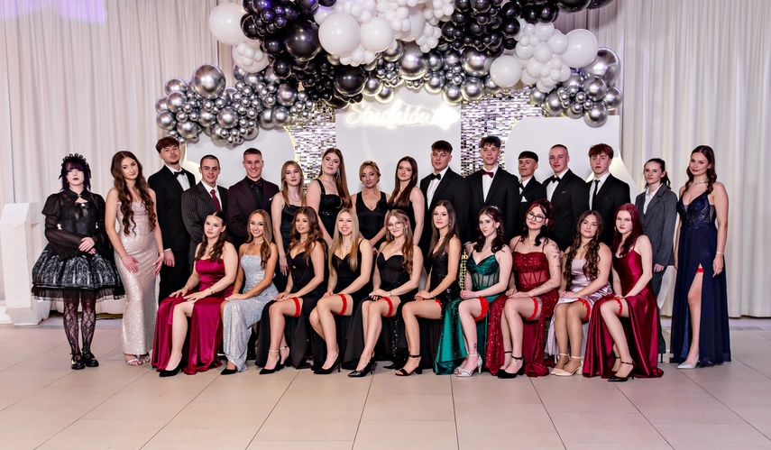 Studniówka IV LO. „Bądźcie najlepszą wersją siebie w przyszłości” zdjęcie nr 343359