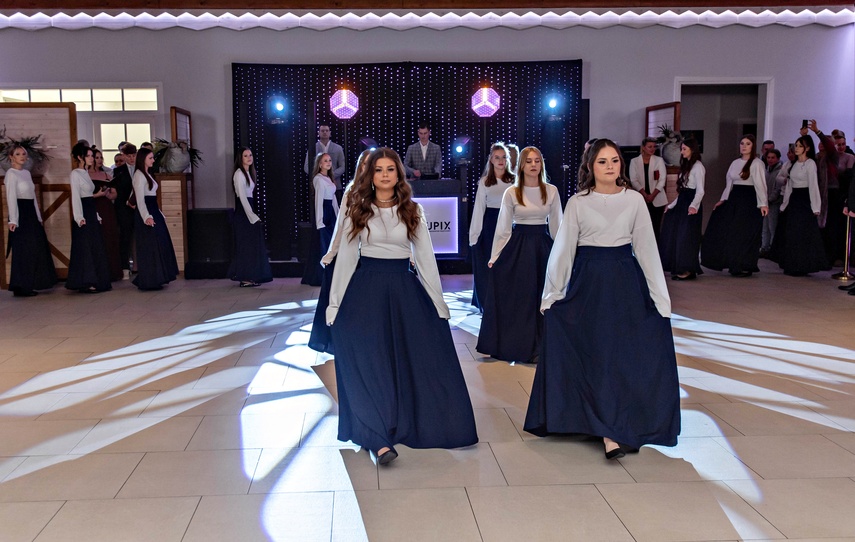 Studniówka IV LO. „Bądźcie najlepszą wersją siebie w przyszłości” zdjęcie nr 343320