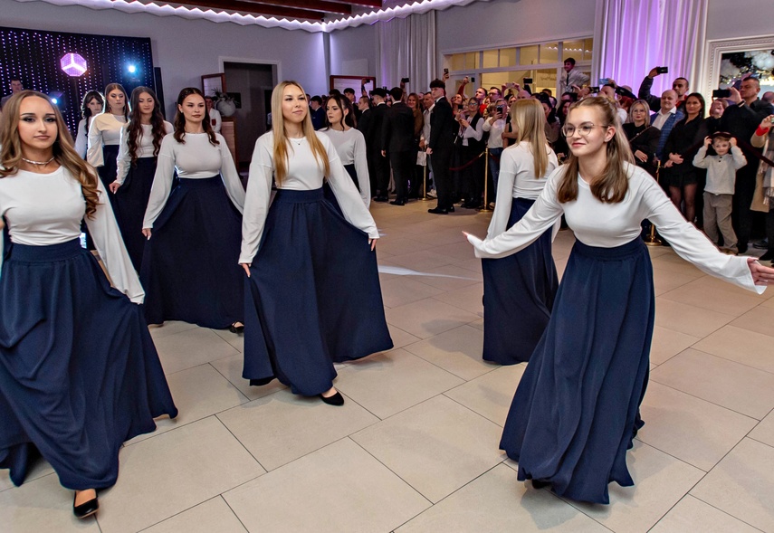 Studniówka IV LO. „Bądźcie najlepszą wersją siebie w przyszłości” zdjęcie nr 343321