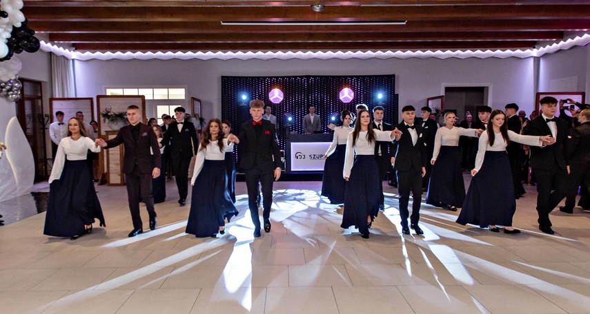 Studniówka IV LO. „Bądźcie najlepszą wersją siebie w przyszłości” zdjęcie nr 343336