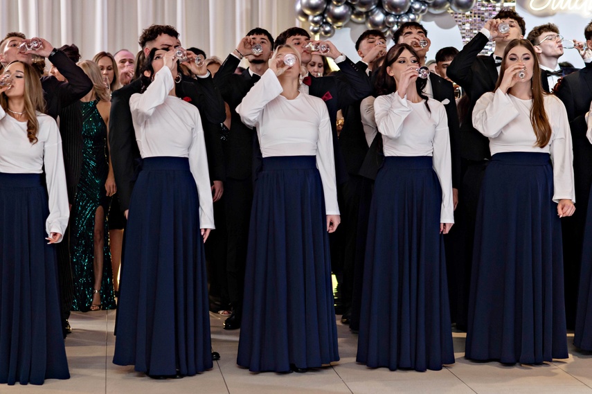 Studniówka IV LO. „Bądźcie najlepszą wersją siebie w przyszłości” zdjęcie nr 343352