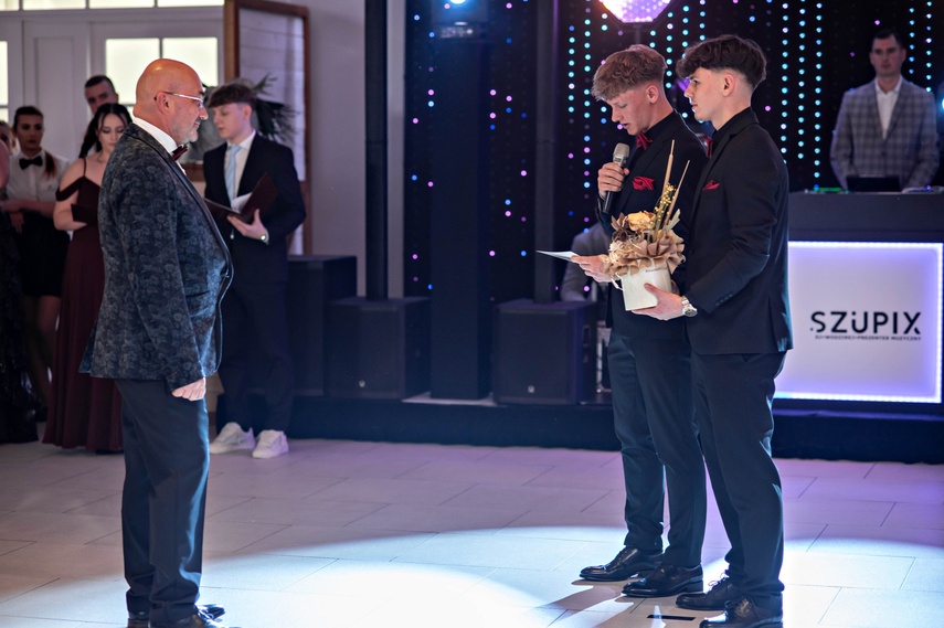 Studniówka IV LO. „Bądźcie najlepszą wersją siebie w przyszłości” zdjęcie nr 343305