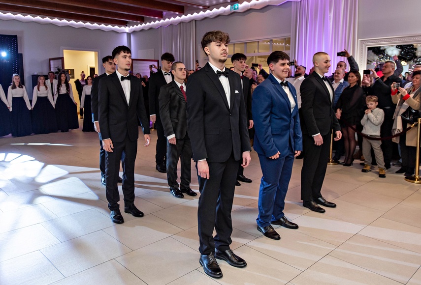 Studniówka IV LO. „Bądźcie najlepszą wersją siebie w przyszłości” zdjęcie nr 343329