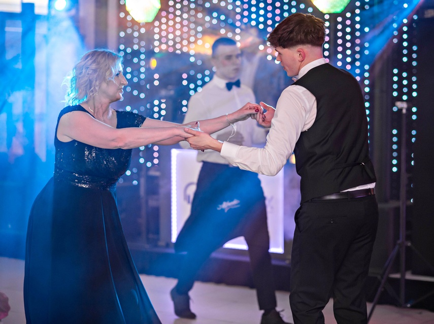 Studniówka IV LO. „Bądźcie najlepszą wersją siebie w przyszłości” zdjęcie nr 343417