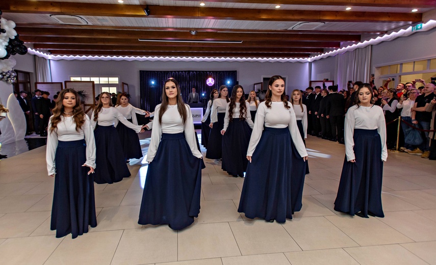 Studniówka IV LO. „Bądźcie najlepszą wersją siebie w przyszłości” zdjęcie nr 343323