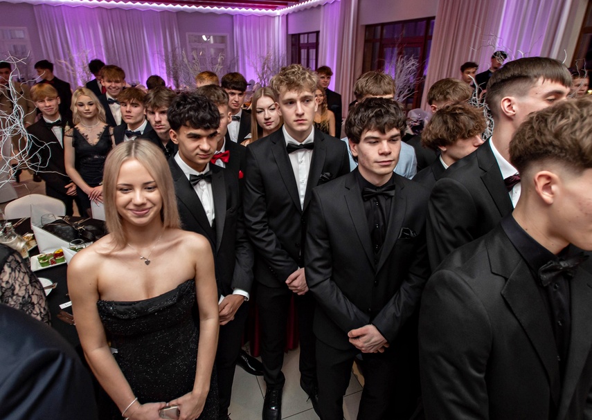 Studniówka IV LO. „Bądźcie najlepszą wersją siebie w przyszłości” zdjęcie nr 343348