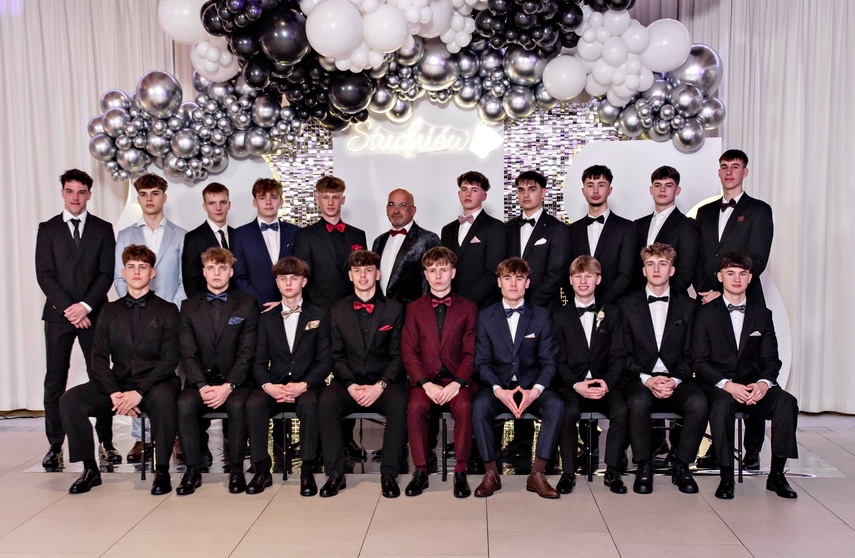 Studniówka IV LO. „Bądźcie najlepszą wersją siebie w przyszłości” zdjęcie nr 343357