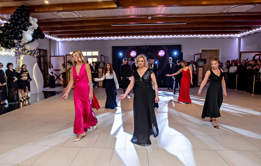 Studniówka IV LO. „Bądźcie najlepszą wersją siebie w przyszłości” zdjęcie nr 343313