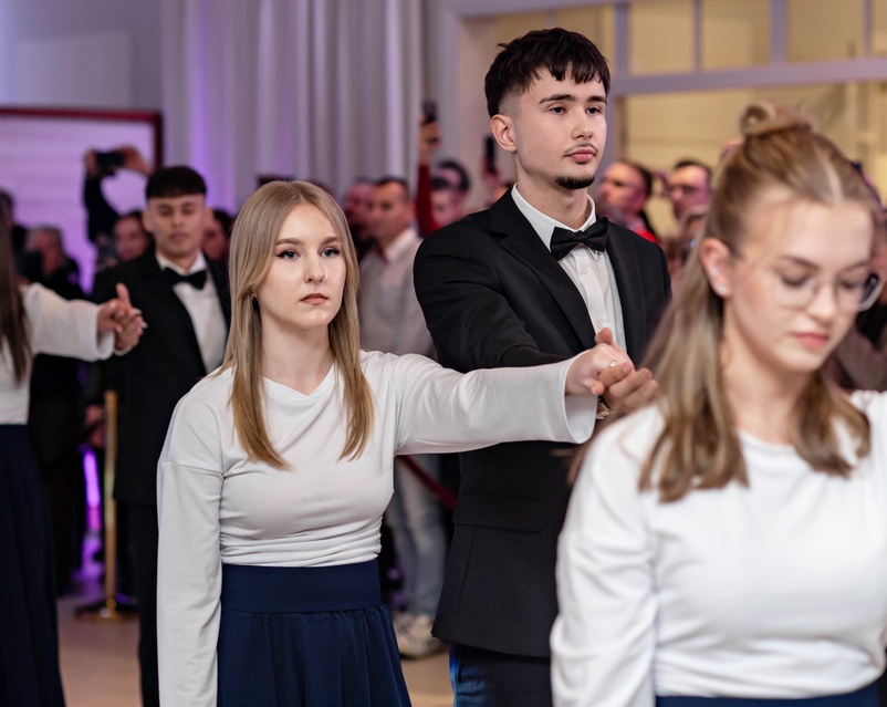 Studniówka IV LO. „Bądźcie najlepszą wersją siebie w przyszłości” zdjęcie nr 343341