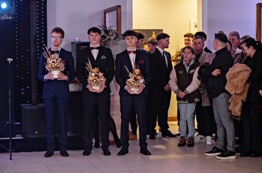 Studniówka IV LO. „Bądźcie najlepszą wersją siebie w przyszłości” zdjęcie nr 343303