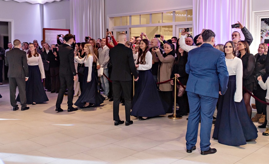 Studniówka IV LO. „Bądźcie najlepszą wersją siebie w przyszłości” zdjęcie nr 343332