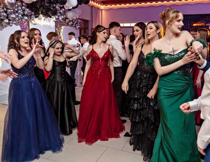 Studniówka IV LO. „Bądźcie najlepszą wersją siebie w przyszłości” zdjęcie nr 343401