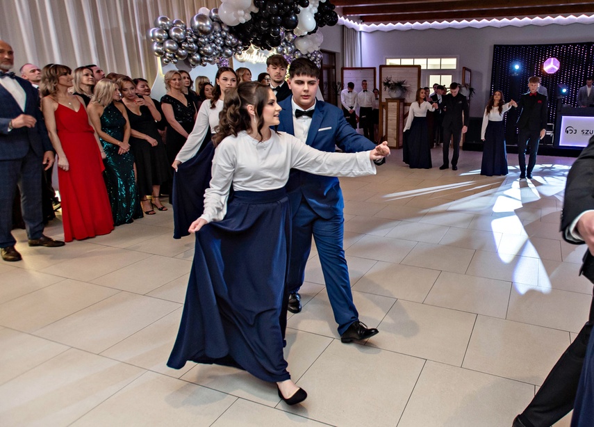 Studniówka IV LO. „Bądźcie najlepszą wersją siebie w przyszłości” zdjęcie nr 343335