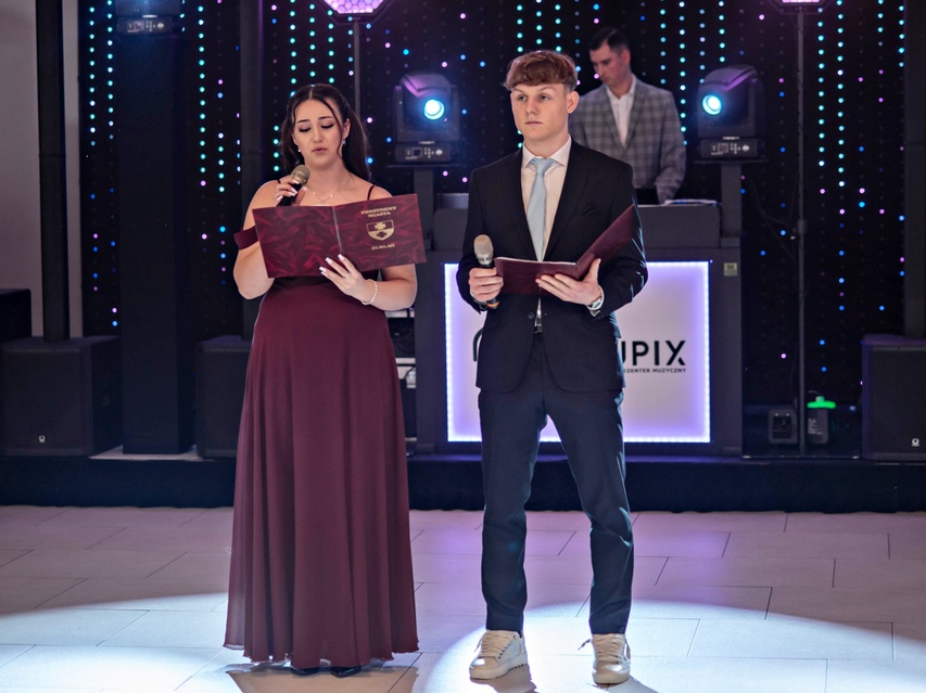 Studniówka IV LO. „Bądźcie najlepszą wersją siebie w przyszłości” zdjęcie nr 343294