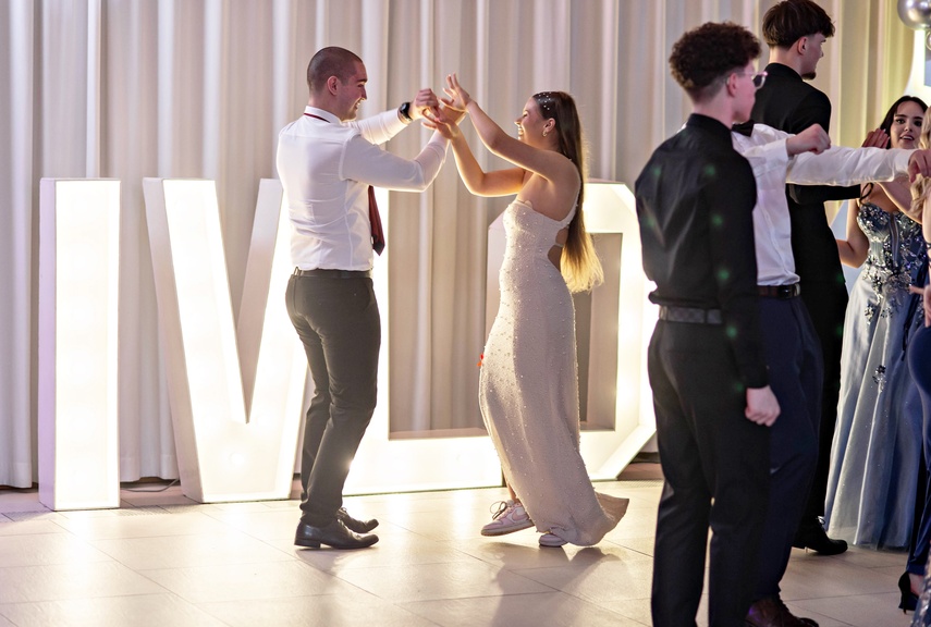 Studniówka IV LO. „Bądźcie najlepszą wersją siebie w przyszłości” zdjęcie nr 343400