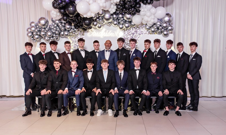 Studniówka IV LO. „Bądźcie najlepszą wersją siebie w przyszłości” zdjęcie nr 343358