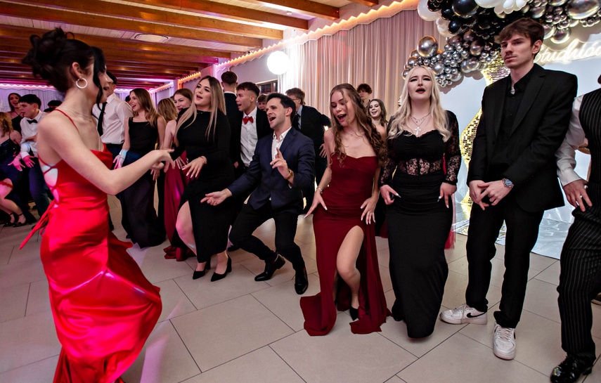 Studniówka IV LO. „Bądźcie najlepszą wersją siebie w przyszłości” zdjęcie nr 343413