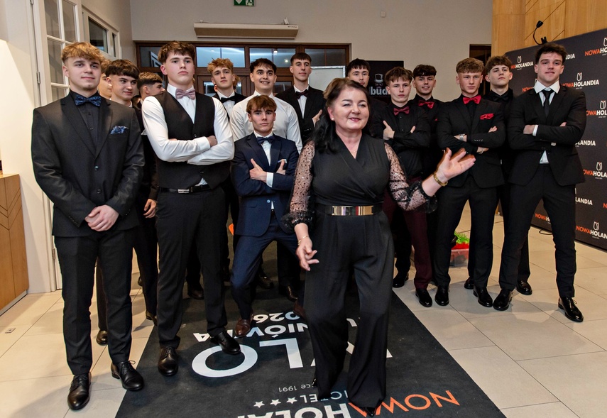 Studniówka IV LO. „Bądźcie najlepszą wersją siebie w przyszłości” zdjęcie nr 343386